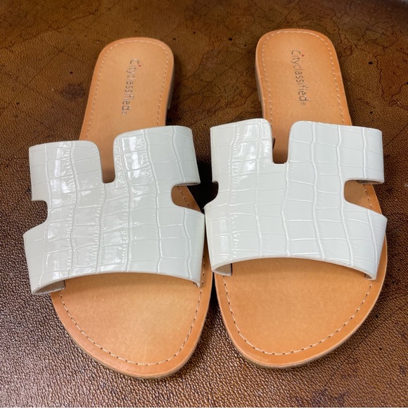 CityClassified Flip Flop White Slips-On Sandals. SZ:8.5 - Picture 4 of 7